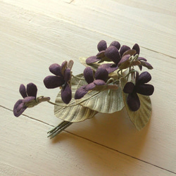 リネンの花　濃紫すみれのコサージュ 1枚目の画像