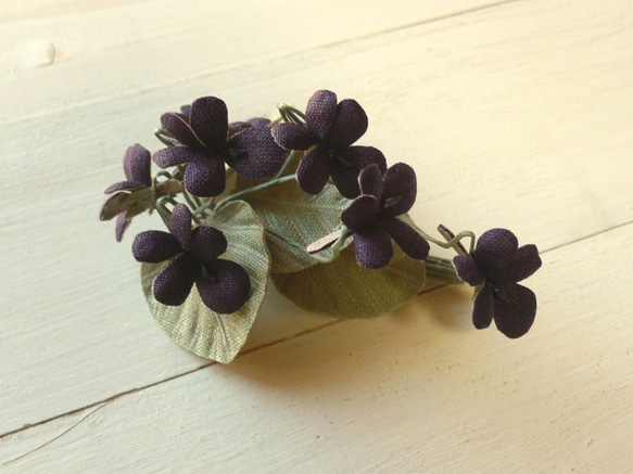 リネンの花　濃紫すみれのコサージュ 3枚目の画像