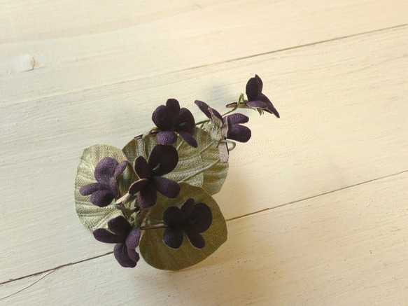 リネンの花　濃紫すみれのコサージュ 4枚目の画像