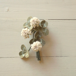 リネンの花　白詰草３輪のコサージュ 1枚目の画像
