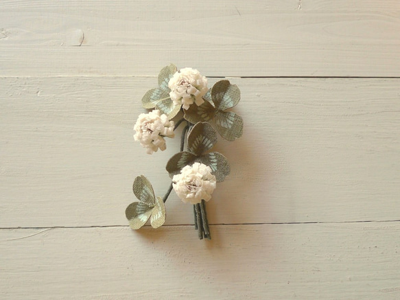 リネンの花　白詰草３輪のコサージュ 1枚目の画像