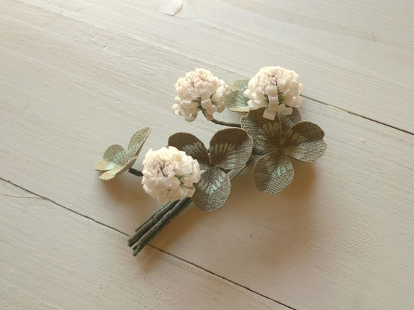 リネンの花　白詰草３輪のコサージュ 2枚目の画像