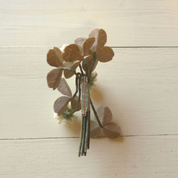 リネンの花　白詰草３輪のコサージュ 4枚目の画像