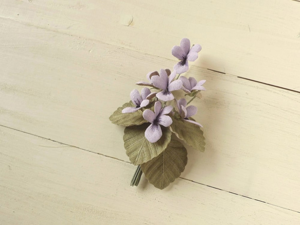 リネンの花　うす紫すみれのコサージュ 2枚目の画像