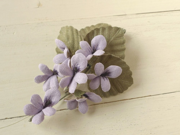 リネンの花　うす紫すみれのコサージュ 4枚目の画像