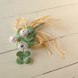 布の花　白詰草３輪のコサージュ 3枚目の画像