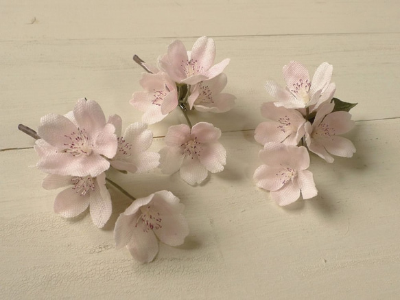 リネンの花　桜のひと枝ブローチ　2016 1枚目の画像