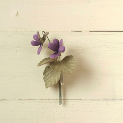 リネンの花　紫すみれのブローチ 1枚目の画像