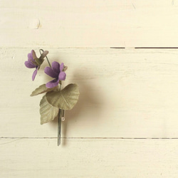 リネンの花　紫すみれのブローチ 2枚目の画像