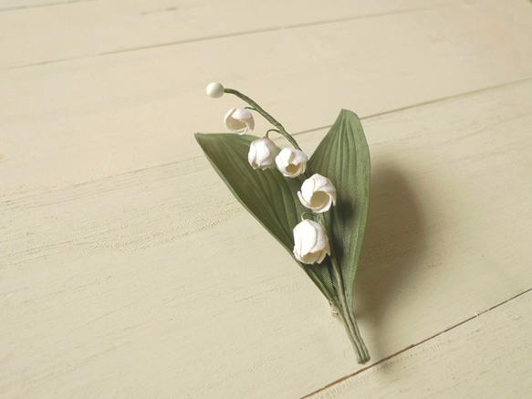 手染め布の花 すずらん1輪のブローチ ブローチ はなり 通販 2495115