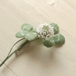 布の花　花摘み白詰草１輪のブローチ 1枚目の画像