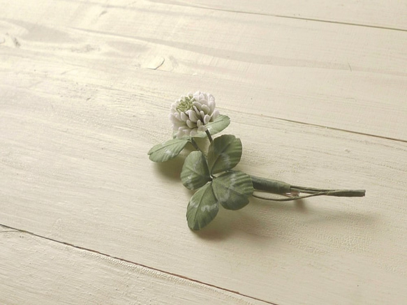 布の花　花摘み白詰草１輪のブローチ 3枚目の画像