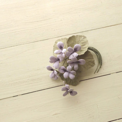 リネンの花　うす紫すみれのコサージュ 2枚目の画像
