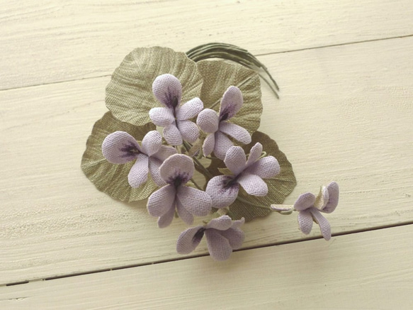 リネンの花　うす紫すみれのコサージュ 4枚目の画像