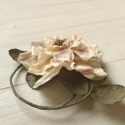 リネンの花　アンティークな白い薔薇のコサージュ 3枚目の画像