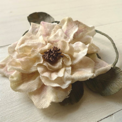 リネンの花　アンティークな白い薔薇のコサージュ 5枚目の画像
