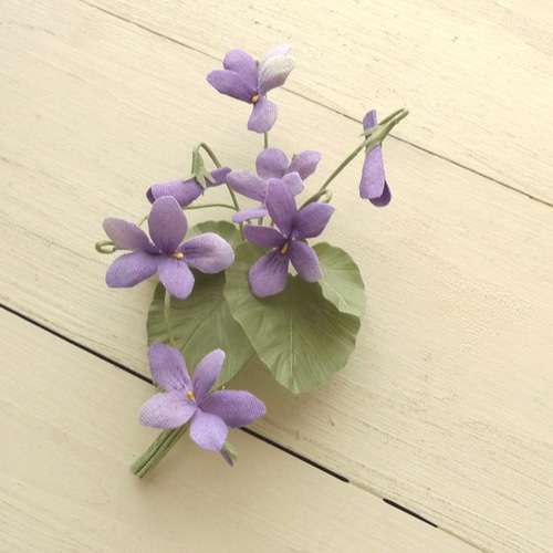布の花 こぼれるスミレの花コサージュ むら紫 コサージュ はなり 通販