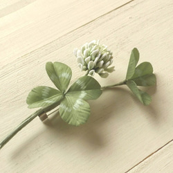 布の花　白詰草１輪のコサージュ・中心は薄緑 4枚目の画像