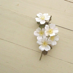 布の花　野ばらのコサージュ　タテ型 1枚目の画像