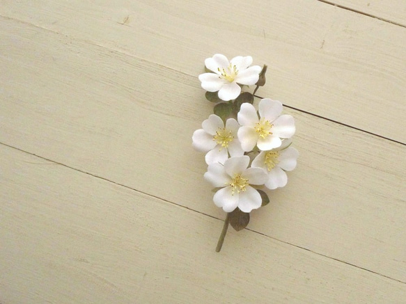布の花　野ばらのコサージュ　タテ型 1枚目の画像