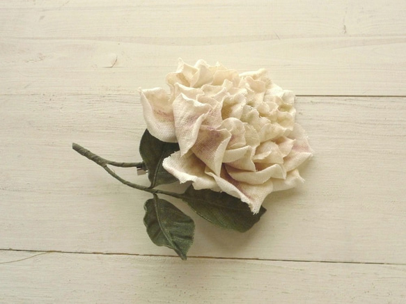 リネンの花　古びた薔薇のコサージュ 4枚目の画像