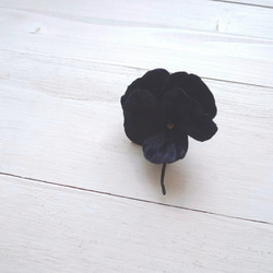 布の花　パンジー１輪のコサージュ　黒紫 2枚目の画像