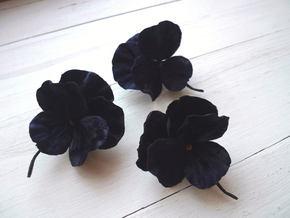 布の花　パンジー１輪のコサージュ　黒紫 4枚目の画像