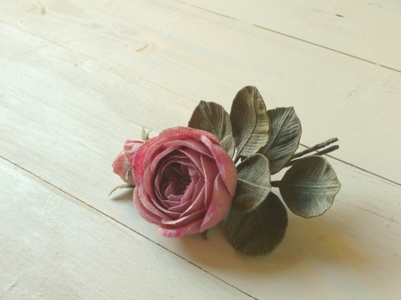 リネンの花　ピンクの丸ばらのコサージュ 2枚目の画像