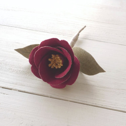 リネンの花　赤い椿のコサージュ・小【受注作製】 3枚目の画像