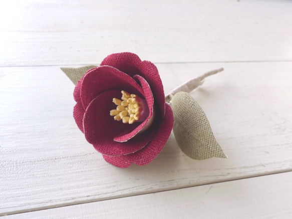 リネンの花　赤い椿のコサージュ・小【受注作製】 5枚目の画像