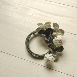 リネンの花　白詰草２輪と茎のコサージュ 2枚目の画像