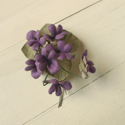 リネンの花　紫すみれのコサージュ 1枚目の画像