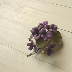 リネンの花　紫すみれのコサージュ 2枚目の画像