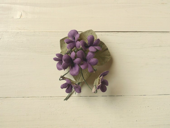 リネンの花　紫すみれのコサージュ 4枚目の画像
