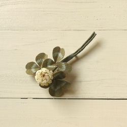 リネンの花　白詰草１輪のブローチ 1枚目の画像