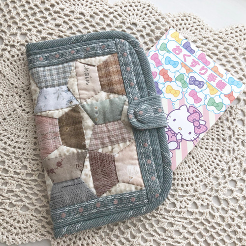 パッチワークのお薬手帳ケース〜優しいトープカラー〜 その他ケース