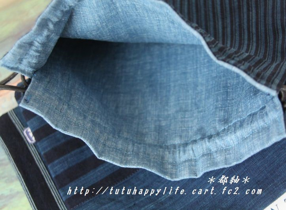 松阪木綿本藍染 縞無地切り返し巾着袋（大）ろうびき紐使用　パッチワーク仕立て　長財布がストンと入ります。 2枚目の画像