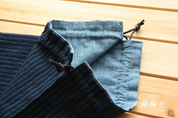 松阪木綿本藍染 縞無地切り返し巾着袋（大）ろうびき紐使用　パッチワーク仕立て　長財布がストンと入ります。 4枚目の画像