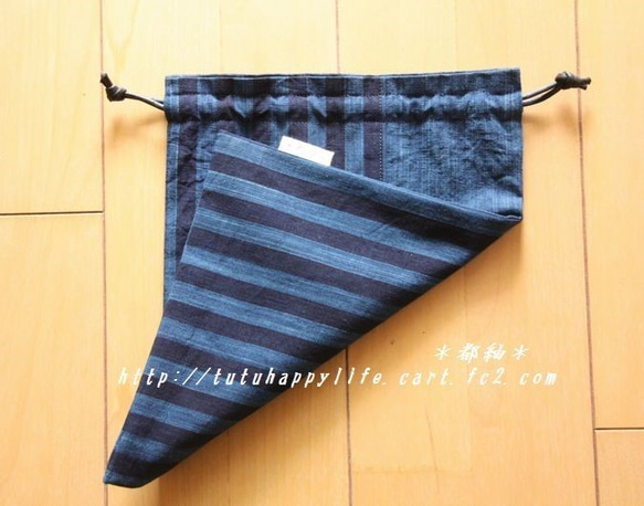 松阪木綿本藍染 巾着袋（大）底丸。ろうびき紐使用　パッチワーク仕立て　長財布がストンと入ります。 3枚目の画像