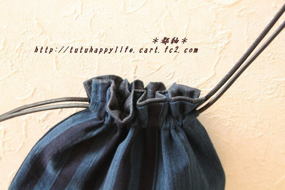 松阪木綿本藍染 巾着袋（大）底丸。ろうびき紐使用　パッチワーク仕立て　長財布がストンと入ります。 4枚目の画像
