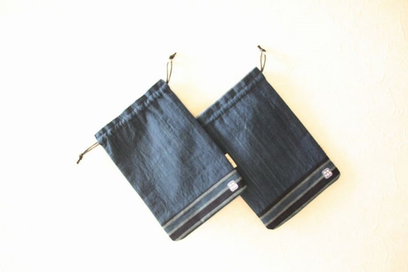 松阪木綿本藍染 浅黄無地縞切り返し巾着袋（大）ろうびき紐使用　パッチワーク仕立て　長財布がストンと入ります。 2枚目の画像