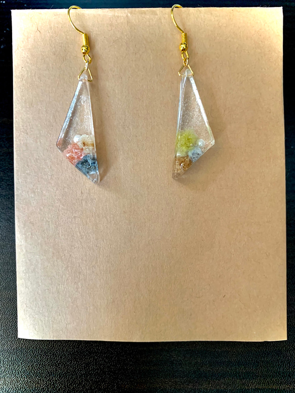 小さな花の三角レジンピアス ピアス（その他） YasU 通販