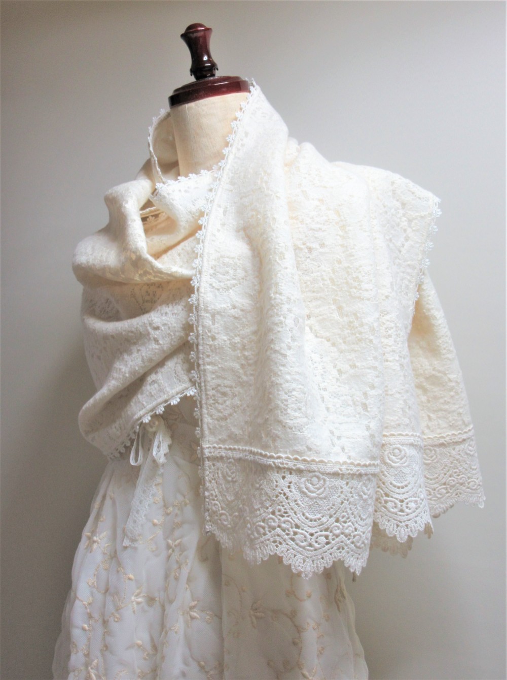 ウールとレースの　クラシカルストール　生成り×生成り