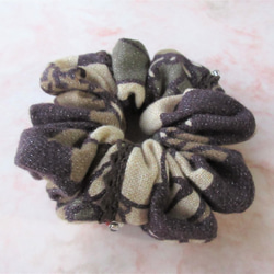 ウールの花柄　シュシュ　こげ茶 3枚目の画像