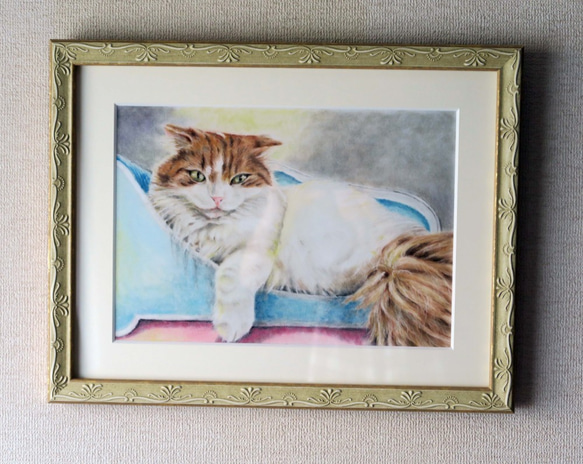 〈原画〉猫パステル画　Ａ４サイズ　額縁・マット付き　ベッドに優雅に横たわるもふもふ猫さん 1枚目の画像