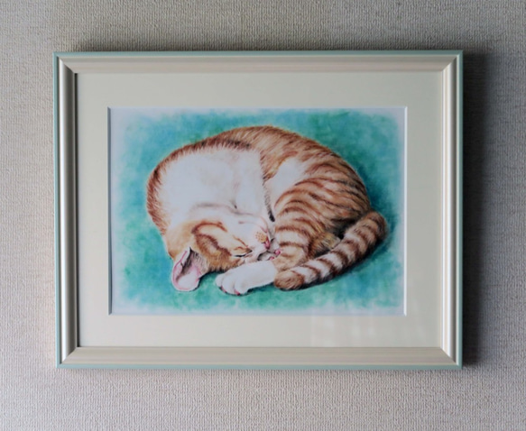 〈原画〉猫パステル画　A4サイズ　額縁・マット付き　丸くなって気持ちよさそうに眠る茶トラ猫ちゃん 1枚目の画像