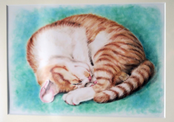 〈原画〉猫パステル画　A4サイズ　額縁・マット付き　丸くなって気持ちよさそうに眠る茶トラ猫ちゃん 2枚目の画像