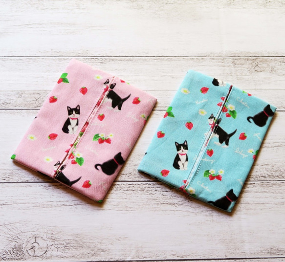 苺とハチワレ子猫のポケットティッシュケース2個セット〈ピンクとブルー1個ずつのセットです〉 2枚目の画像