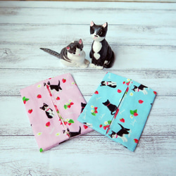 苺とハチワレ子猫のポケットティッシュケース2個セット〈ピンクとブルー1個ずつのセットです〉 7枚目の画像
