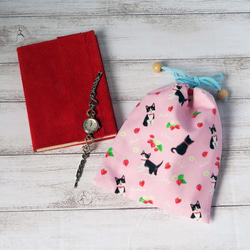苺とハチワレ子猫の巾着ポーチ〈ピンク〉 1枚目の画像